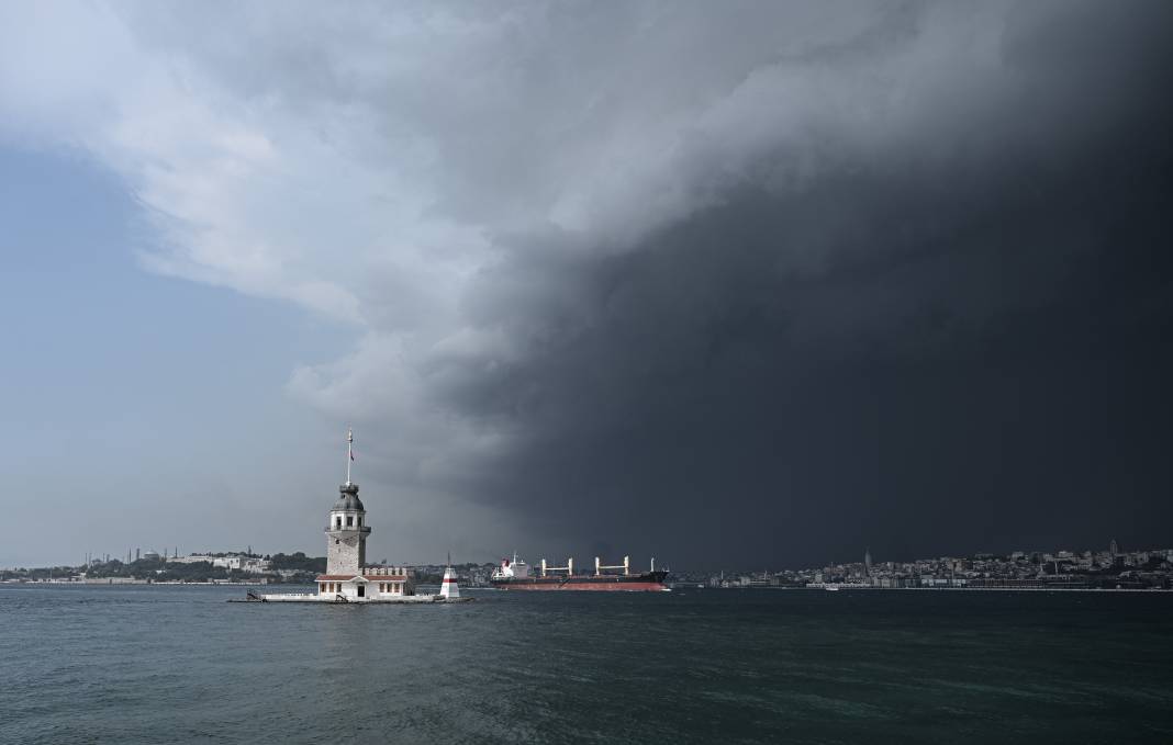 İstanbul'da sağanak hayatı felç etti! Araçlar sular altında kaldı 7